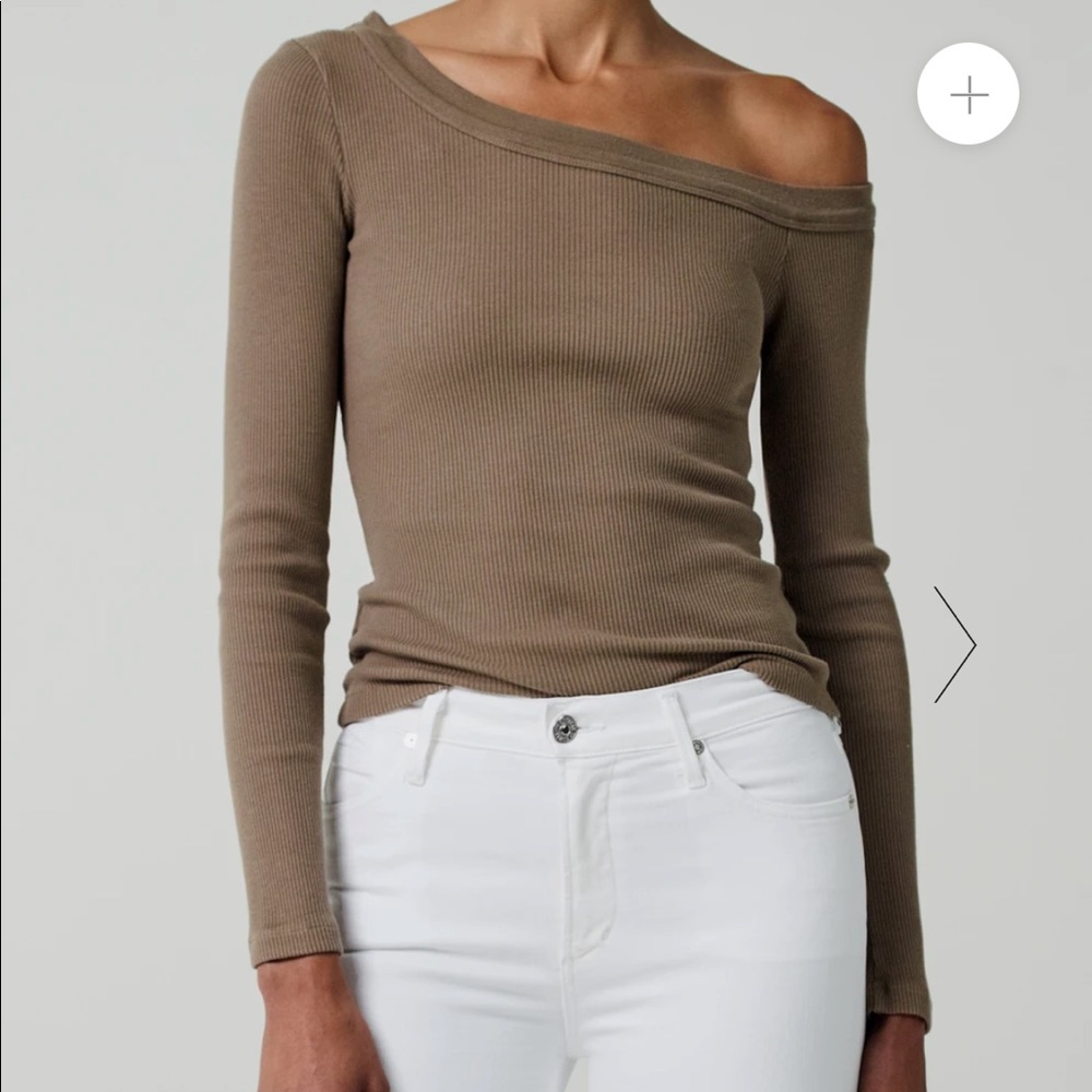 Wren of the Shoulder in white